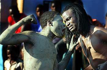 ミスター・エイズ（左）が患者に拳を振り上げる。若者たちのメッセージがこもった演劇は熱かった＝ザンビア・ルサカで梅村直承写す