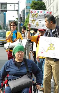 「障害者自立支援法案反対」と訴えデモ行進する学生や車いすでの参加者ら（京都市中京区）